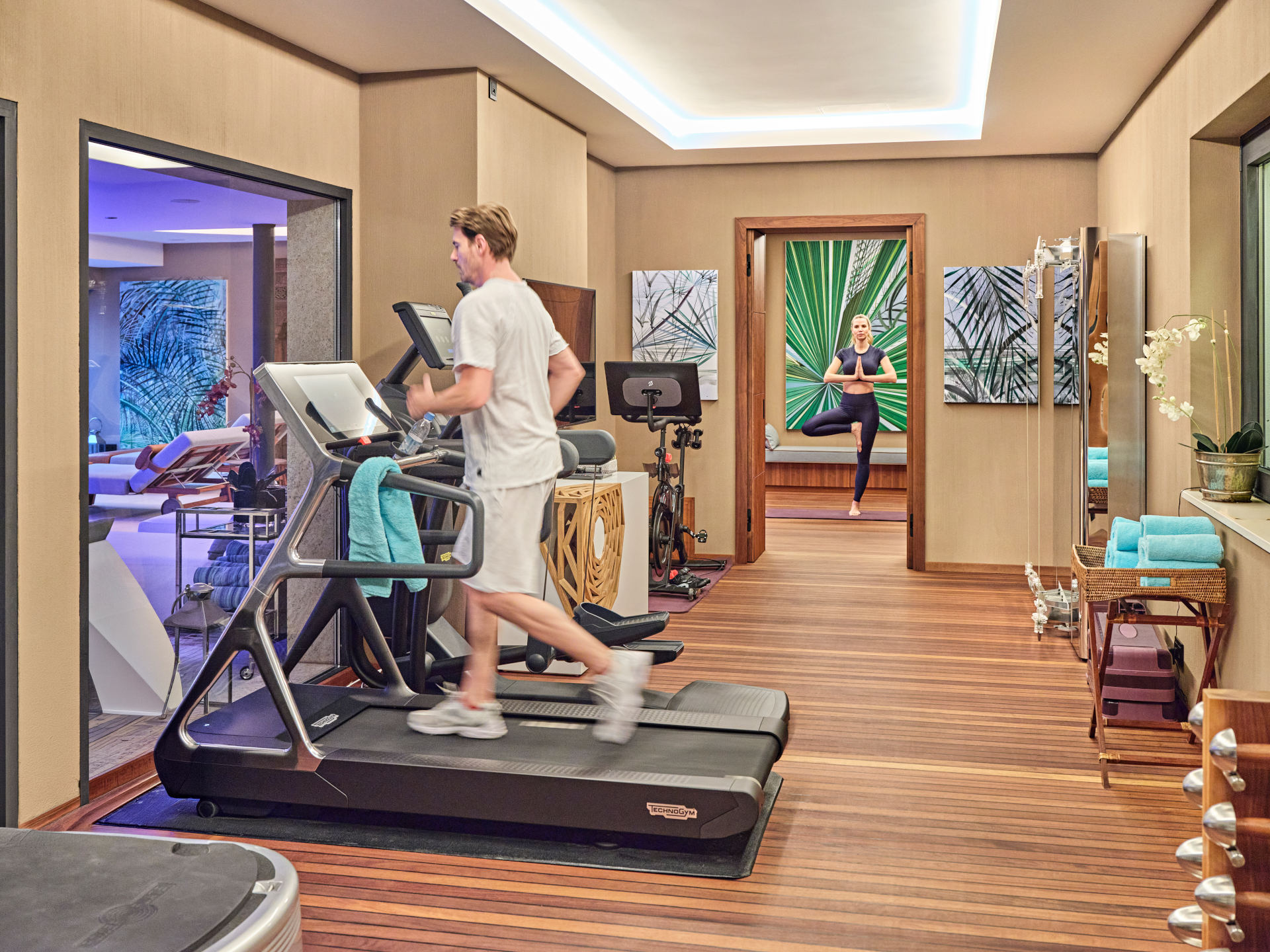 صالة رياضية مع غرفة يوغا